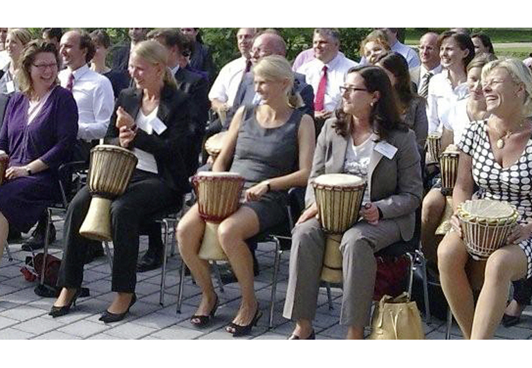 Teamevent mit Trommeln von DRUM CONVERSATION