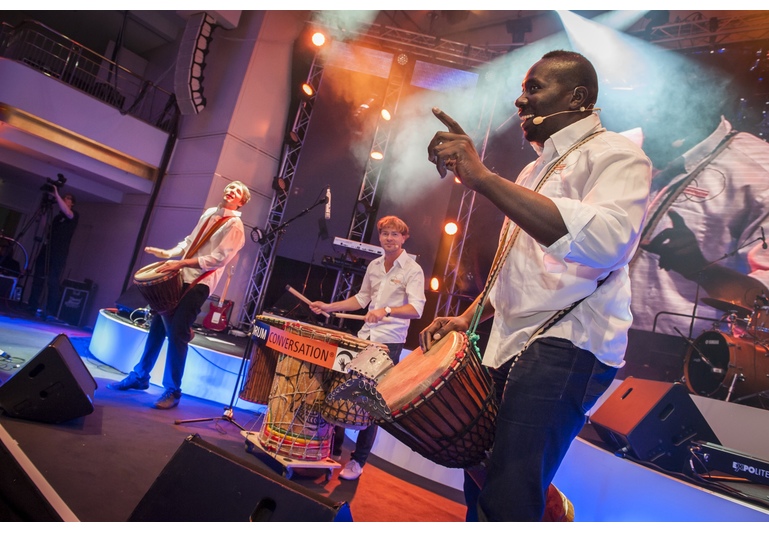 Interaktive Percussion Show mit Drum Conversation