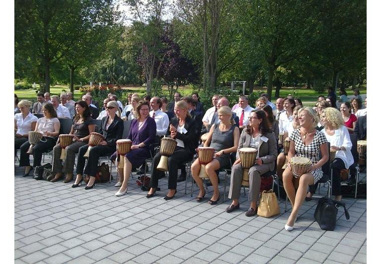 Aktive Tagungspause mit Drum Conversation
