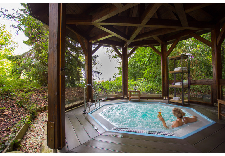 Yachthotel Chiemsee - Außenwhirlpool 38°C