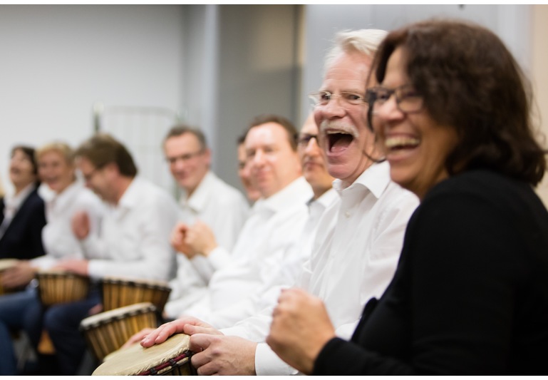 Teamevent mit Trommeln von Drum Conversation